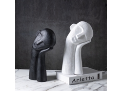 Artesanías en resina en blanco y negro, pequeñas estatuas, adornos, mesitas de noche, muebles de TV, bodegas de vinos.
