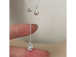 (oro Blanco) Un Collar Sencillo Y Elegante De Plata De Ley S925 Azul Con Una Piedra Preciosa En Forma De Lágrima Y Un Diseño Ajustable Extraíble.
