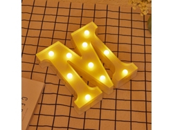 Letra LED M Iluminada con Luz Blanca Cálida, Altura 22cm, Funcionamiento a Pilas 2*AA