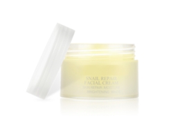 La crema facial reparadora con baba de caracol de Lanbena reduce las cicatrices del acné e hidrata.