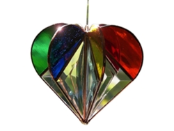Precioso adorno colgante multifacético en forma de corazón con un arcoíris, hecho de vidrio artesanal.