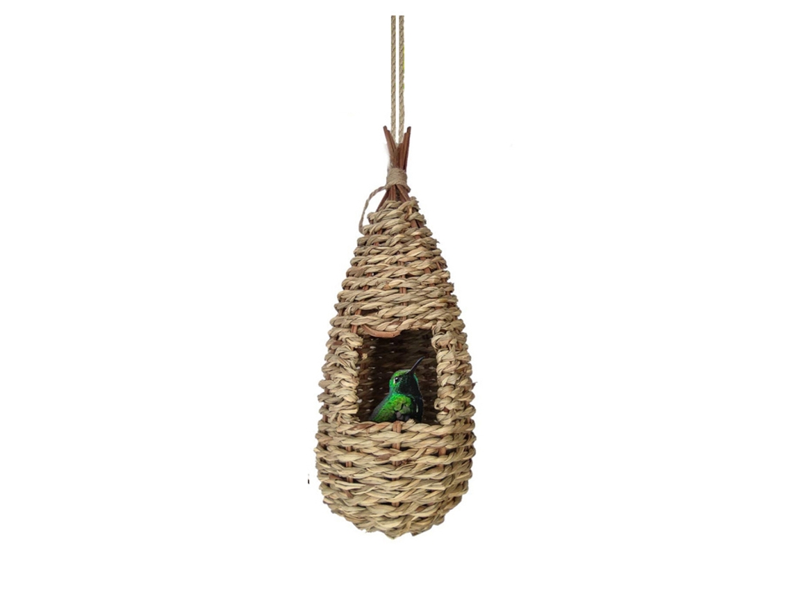 Nido colgante para colibríes hecho de hierba natural para uso exterior.
