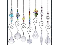 Colgante Feng Shui para colgar, modelo atrapasol con 7 cristales en forma de arcoíris y cordón de cuentas de vidrio.