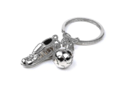 Llavero de metal creativo con colgante, estilo botín de fútbol, plateado.