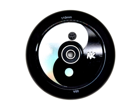 Rueda Yin Yang Nokaic 110mm para Patinete Freestyle, Goma Negra y Núcleo de Disco Negro-Plata