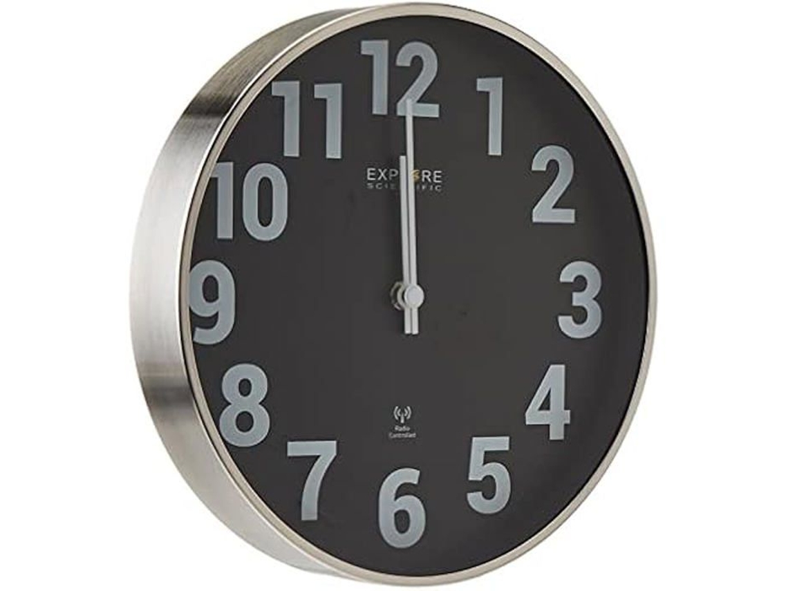 EXPLORE SCIENTIFIC Reloj de pared de metal negro Diámetro 25 cm Movimiento silencioso y tiempo radiocontrolado