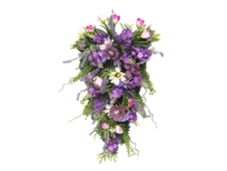 Decoración de pared con tulipanes y flores colgantes
