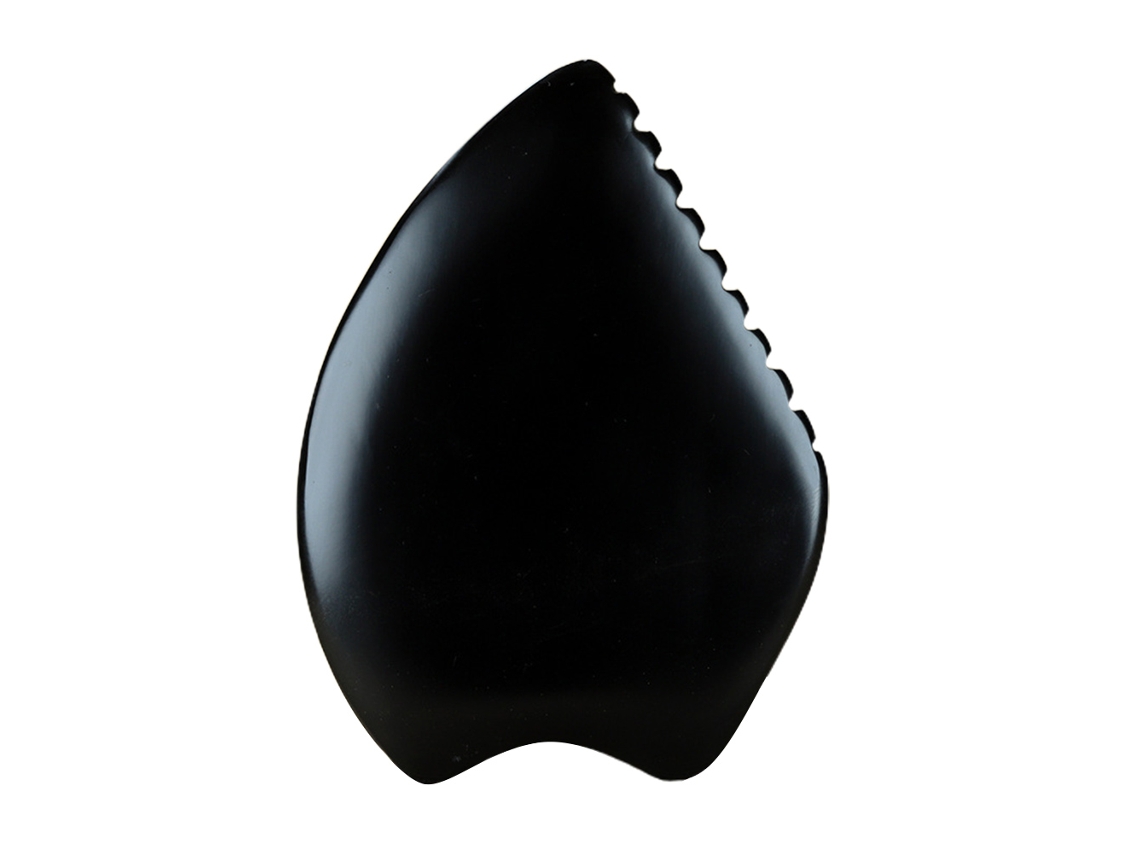 Herramienta Gua Sha de piedra negra para masaje facial y corporal, ideal para el cuidado de la salud.