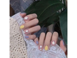 Consejos Para Uñas Postizas Cortas Con Flores Azules Y Amarillas Para Un Look De Uñas Perfecto En Casa.