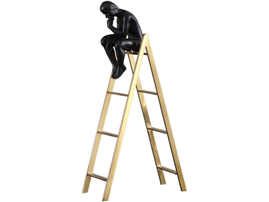 Estatua de un hombre pensativo sentado en una escalera. Colección de figuras para decoración del hogar y salón. Gokoco