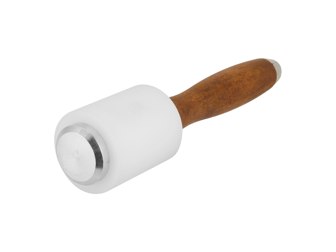 Martillo artesanal con mango de nailon y madera, ideal para trabajos en cuero.