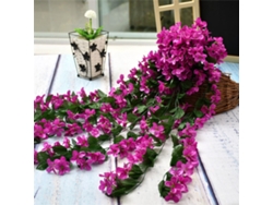 Cesto Pendurado Com Um Buquê De Violetas Artificiais.
