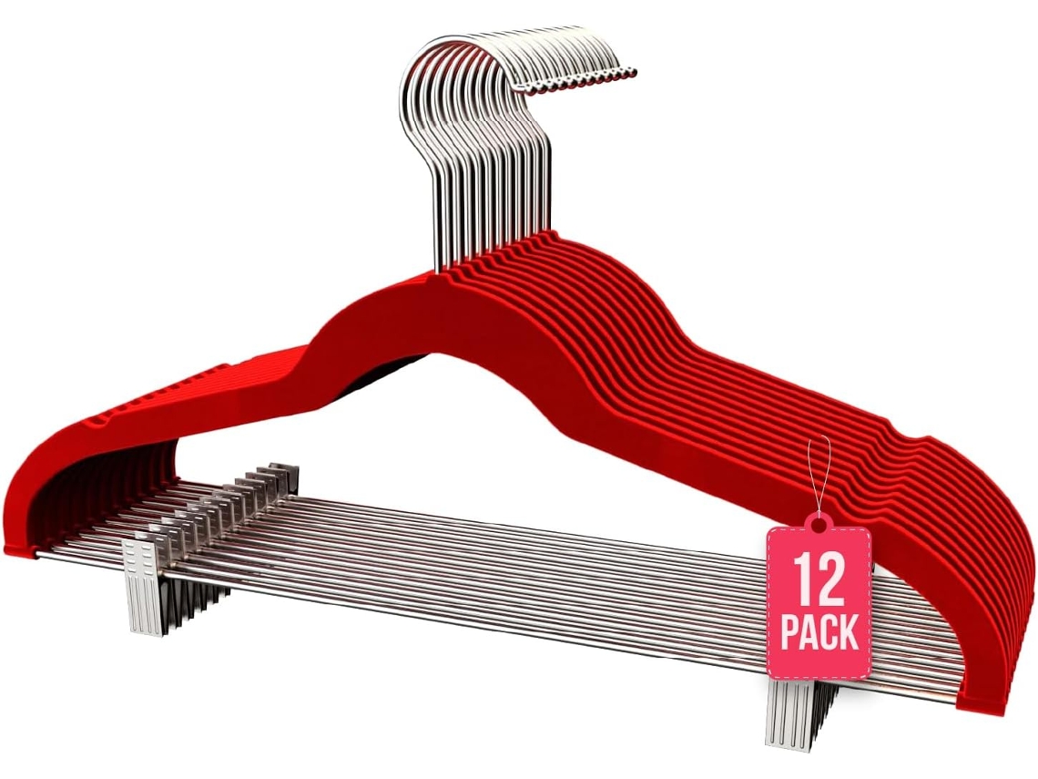 COM-FORT HOUSE | Percha Terciopelo con Pinzas | Color Rojo | Antideslizantes y Resistentes | Perchas para Ropa | Ideal para Chaquetas, Pantalones o Blusas | 12 Unidades