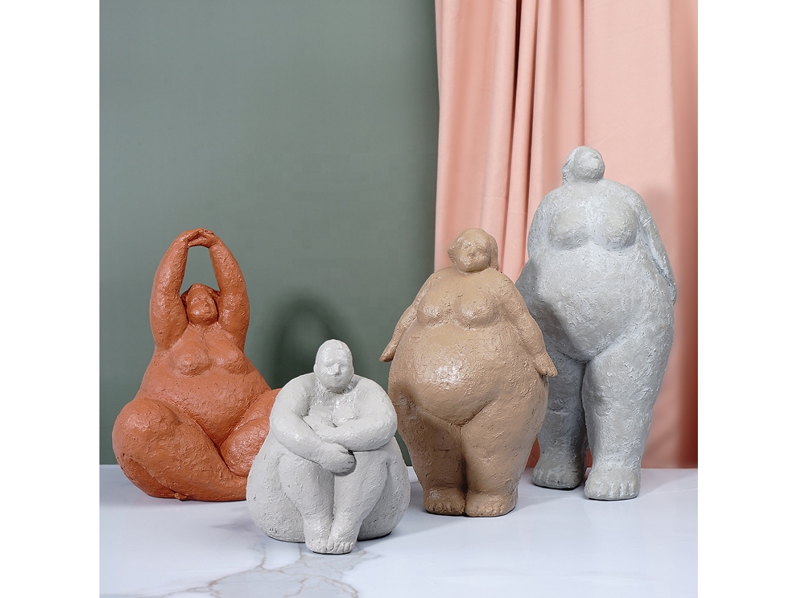 Escultura de resina de una mujer voluptuosa practicando yoga, expuesta en la sala principal.
