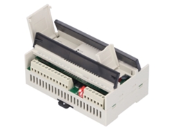 Controlador lógico programable con 16 entradas y 10 salidas.