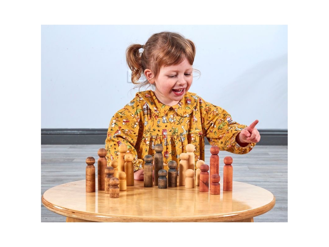 Juego de juguetes educativos de 20 piezas con figuras de madera que representan familias multiculturales. Acogedor.