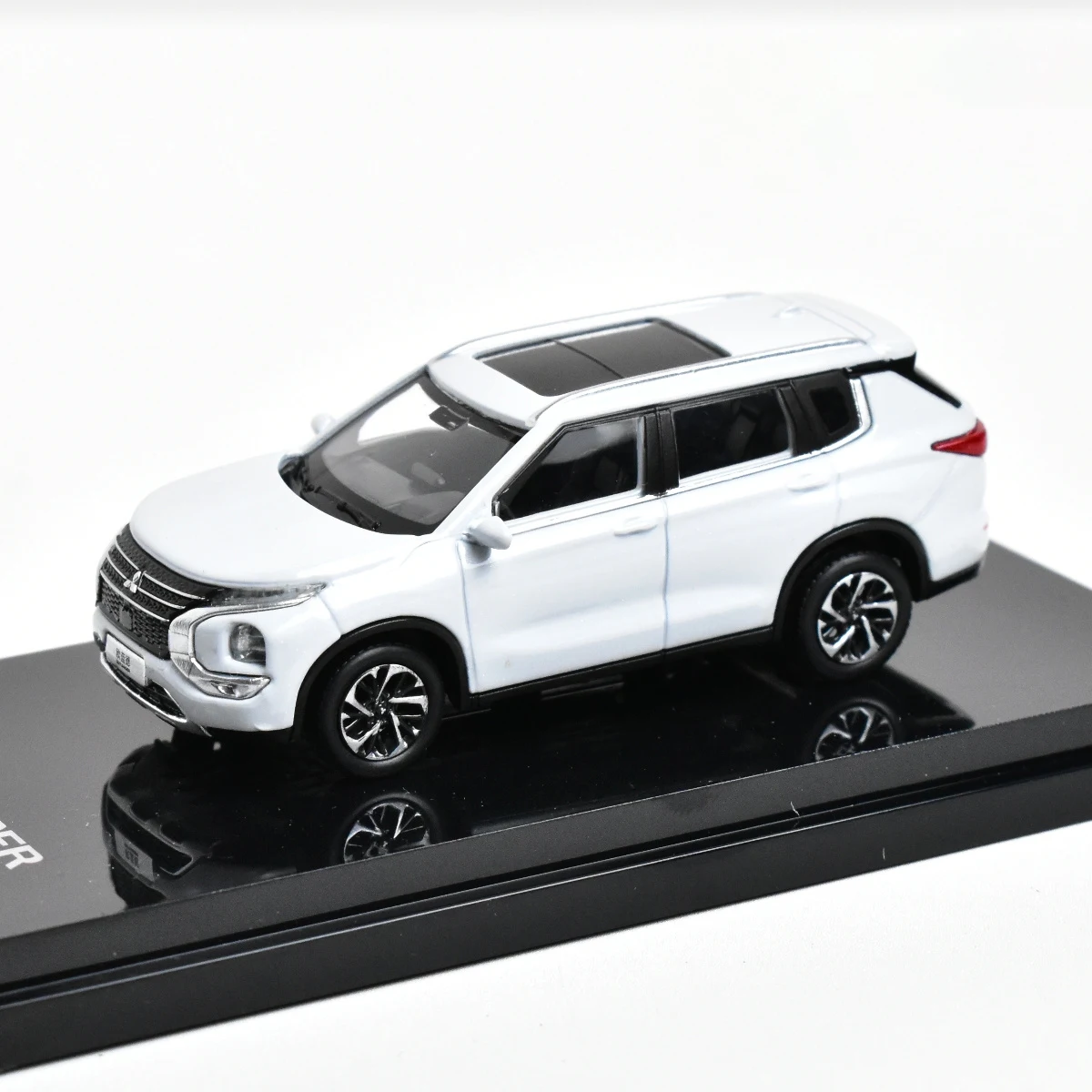 Modelo De Coche Suv De Metal Fundido A Presión A Escala 1:64 (blanco) Y Modelo De Coche De Juguete.