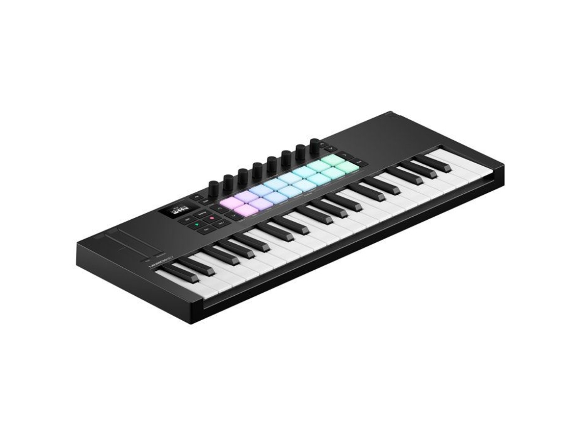 Teclado MIDI Novation Launchkey Mk4 con 16 pads sensibles al tacto, pantalla OLED y control DA sencillo.