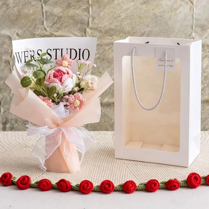 Un Ramo De Rosas Artificiales De Ganchillo, Combinado Con Un Ramo En Un Bolso, Constituye El Regalo Perfecto.