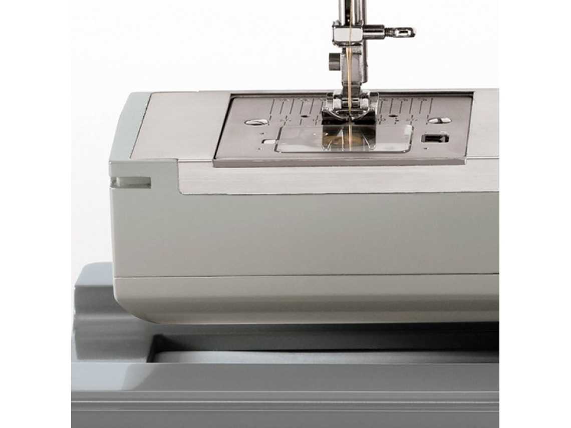 Máquina de coser 4423 Singer gris reforzada con corriente eléctrica