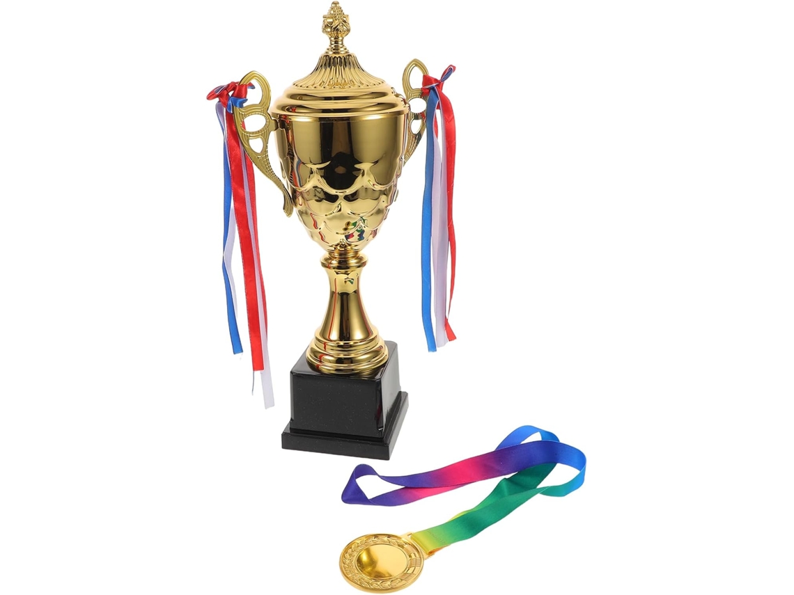 Trofeo De Oro Para El Ganador Con Medalla, Diseño Elegante Y Robusto.