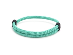 Pulsera ajustable tejida a mano para parejas con diseño de ancla verde claro.