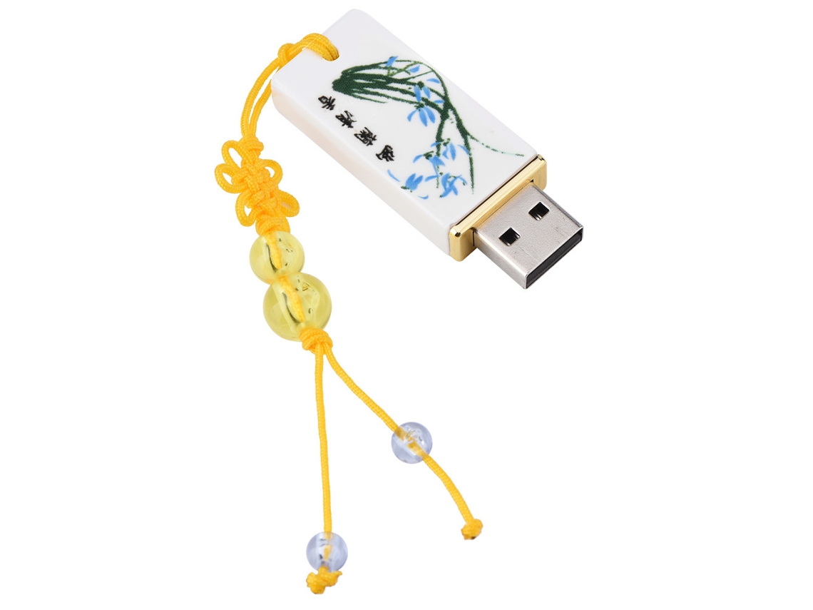 Memoria USB de 32 GB con diseño de elementos chinos, en porcelana azul y blanca.
