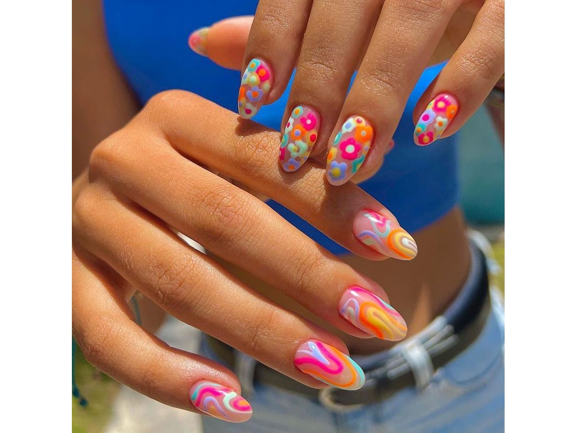 Uñas Postizas Medianas Con Forma De Almendra, Puntas Francesas Y Diseños De Flores Y Espirales De Arcoíris.