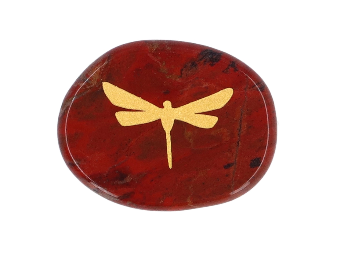 Piedra dorada antiestrés con libélula grabada, superficie lisa, piedra relajante para el equilibrio.