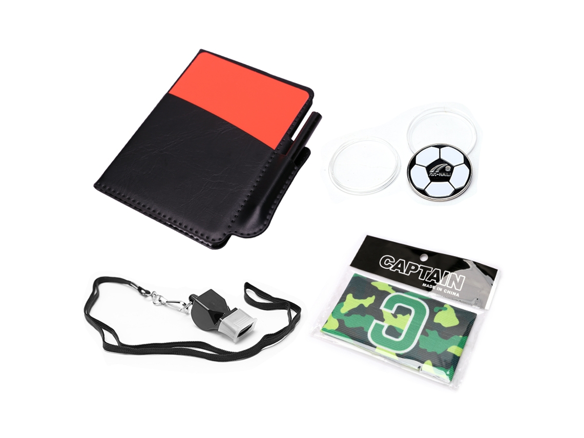 Un Juego De Cartas Con Temática De Fútbol En Rojo Y Amarillo, Que Incluye Un Brazalete De Capitán, Un Silbato, Etc.