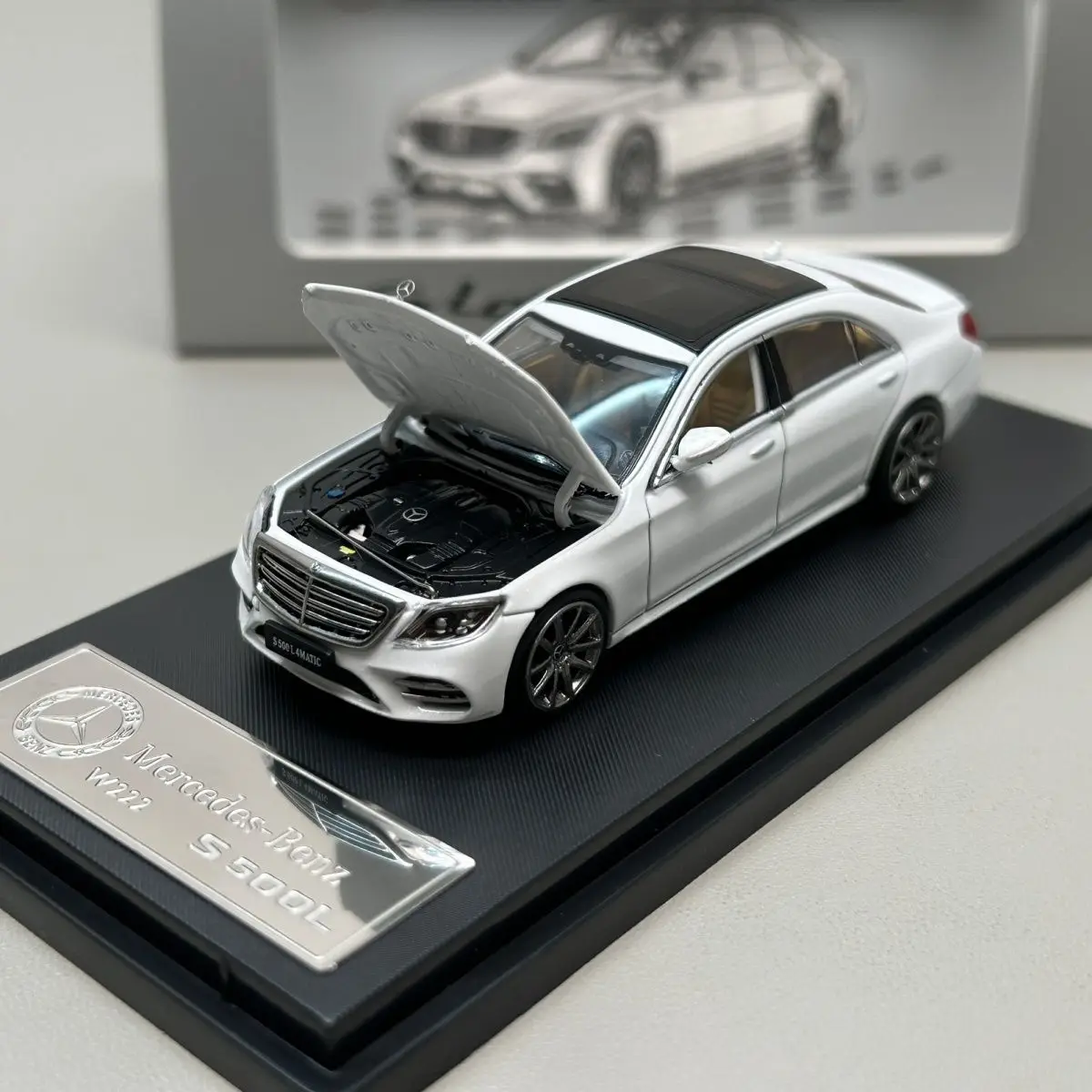 Modelo De Coche De Aleación A Escala 1:64 (blanco) Y Modelo De Coche De Juguete.