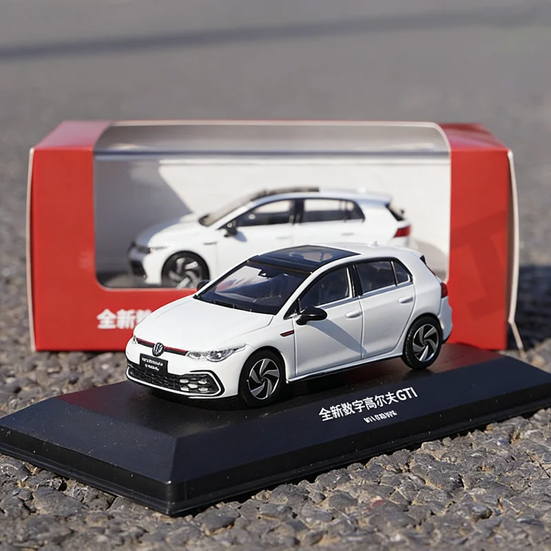 (blanco) Modelo De Coche De Metal Fundido A Presión A Escala 1:43 Y Modelo De Coche De Juguete.