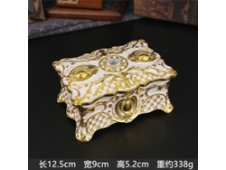 Gran joyero de estilo europeo, dorado y blanco, con decoración de esmalte metálico.