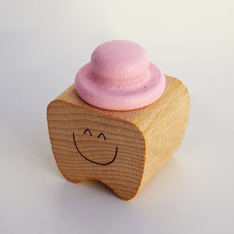 Caja De Madera Para Guardar Los Dientes De Leche, Utilizada Para Conservarlos Como Recuerdo.