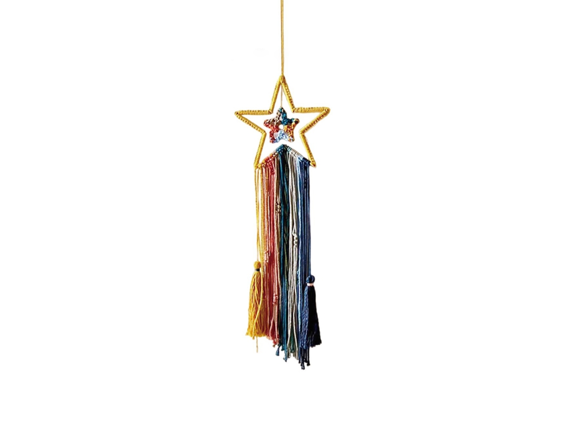 Tapiz de estilo bohemio con colgantes coloridos de luna, estrella y sol.