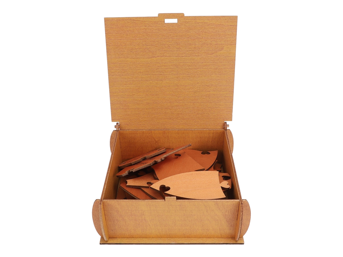Rompecabezas con forma de corazón y caja de madera marrón claro.