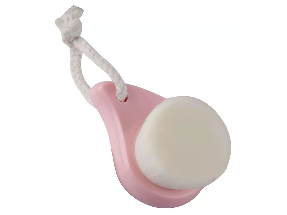 Cepillo facial de madera con cerdas de nailon suaves para limpiar y masajear. No irrita la piel después de mojarla.