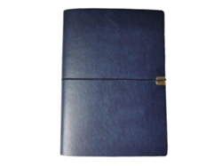 Libreta A5, cubierta de cuero sintético con 6 anillas y banda elástica, recargable con hojas sueltas.