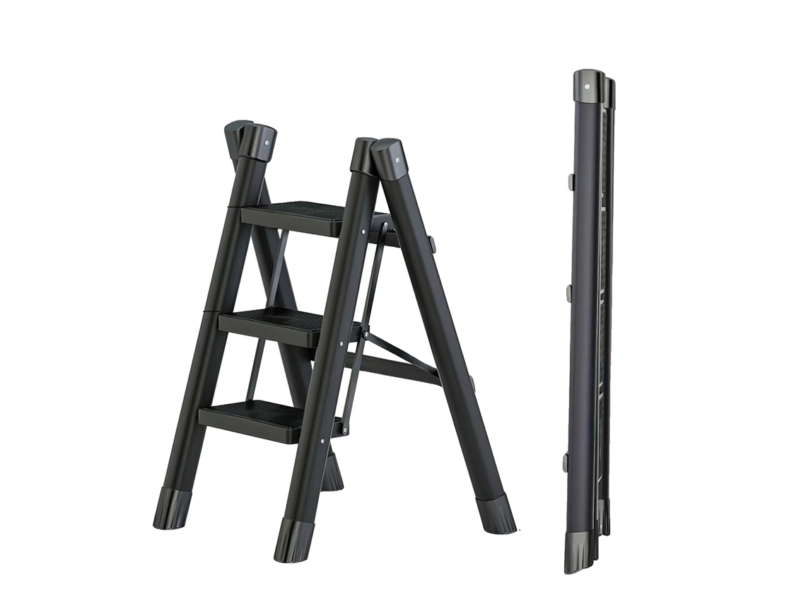 Escalera plegable de tres peldaños con características de seguridad antideslizantes.