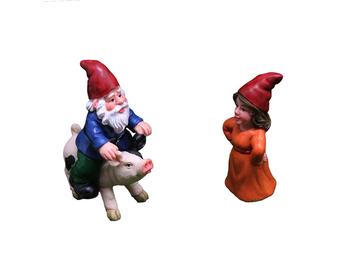 Gnomos montando cerdos y estatuas de enanos en un jardín