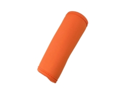 Cómoda funda protectora para el asa de tu maleta. Protege el asa de tu maleta con estilo, en color naranja.