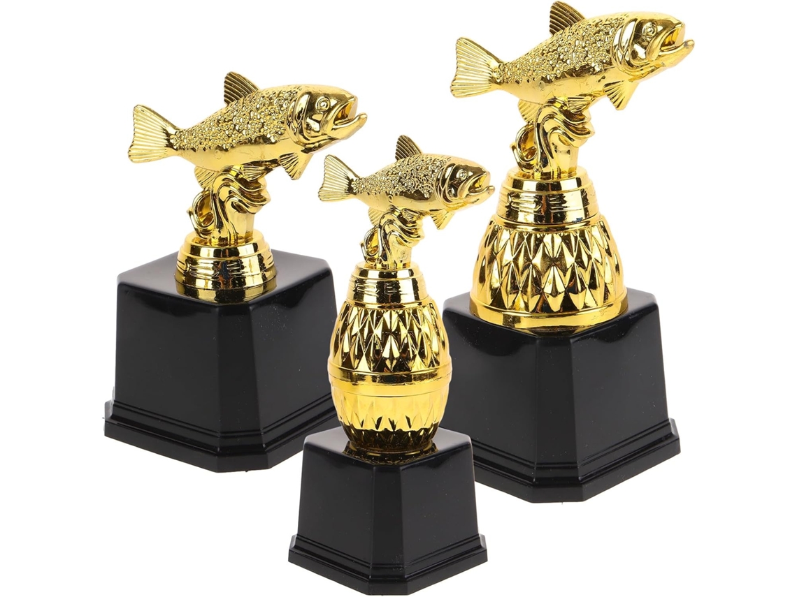 Juego de 3 trofeos en miniatura con forma de pez, fabricados en plástico.