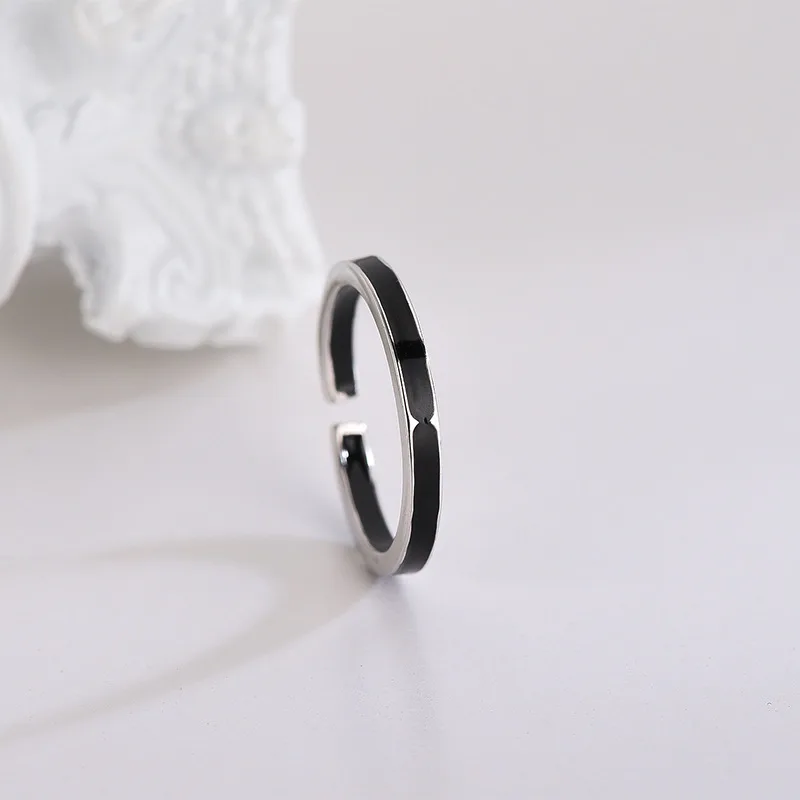 Anillo Negro Minimalista, Elegante Y Sencillo, Con Banda Abierta Ajustable.