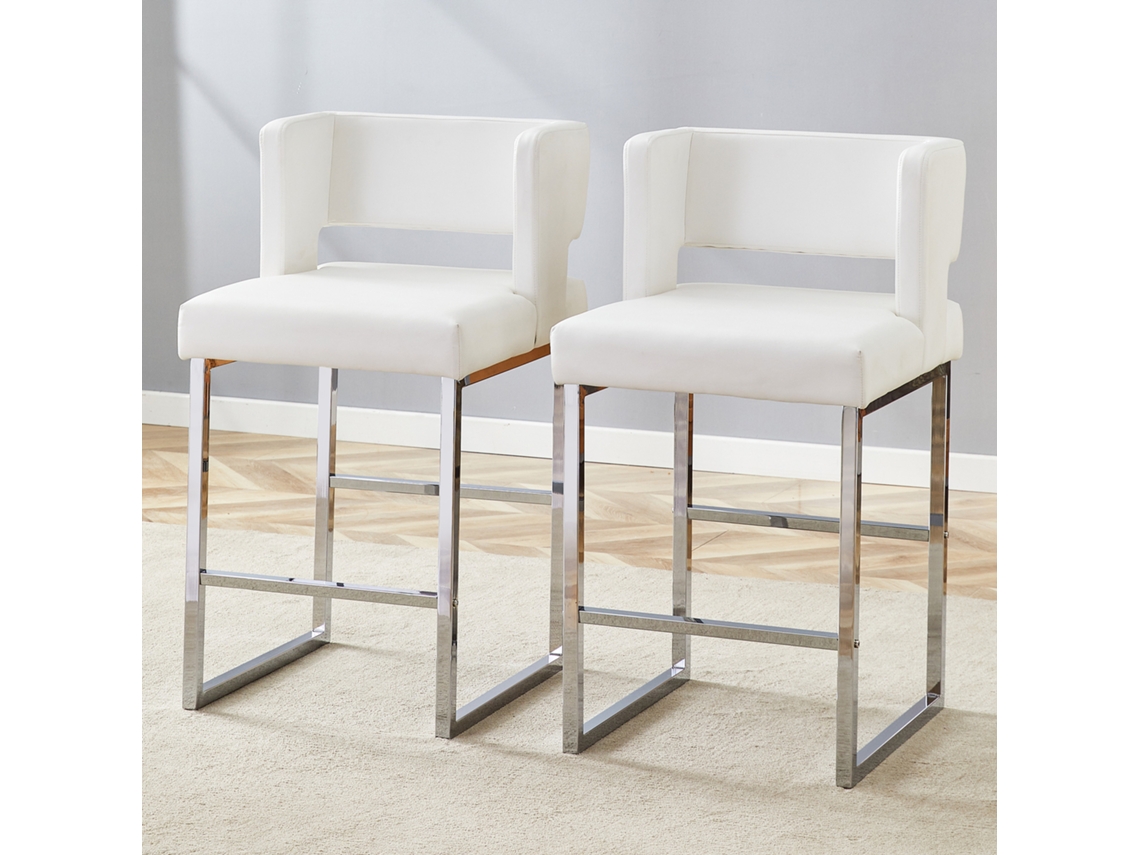 Conjunto de 2 taburetes de bar de estilo nórdico con un moderno diseño cuadrado y patas de metal color plata.
