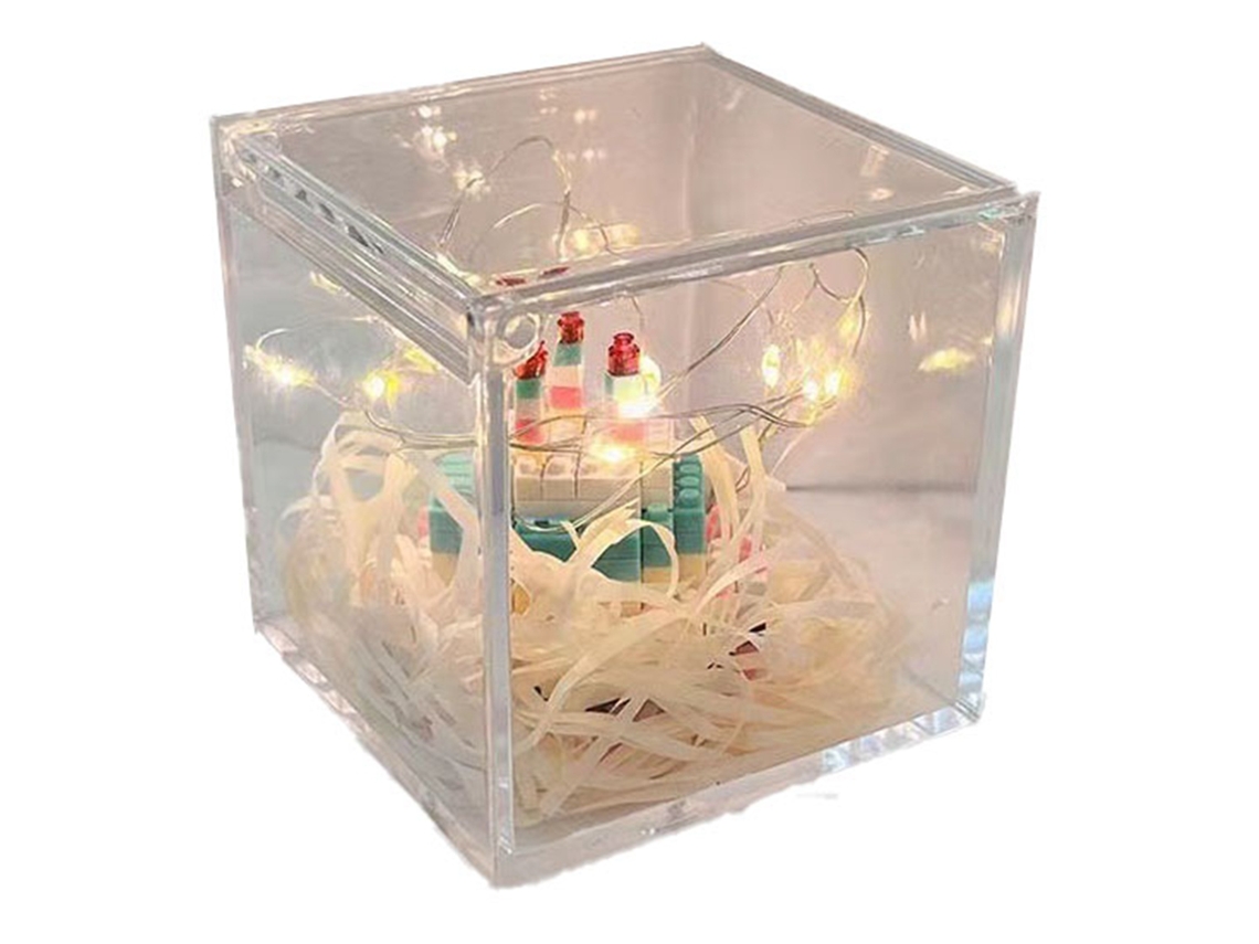 Pequeños bloques de construcción de plástico coloridos con forma de pastel y caja.