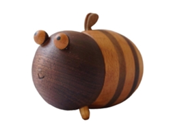Palillero con forma de abeja y un exclusivo diseño de madera, ideal para la decoración del hogar o la oficina y como regalo de cumpleaños.