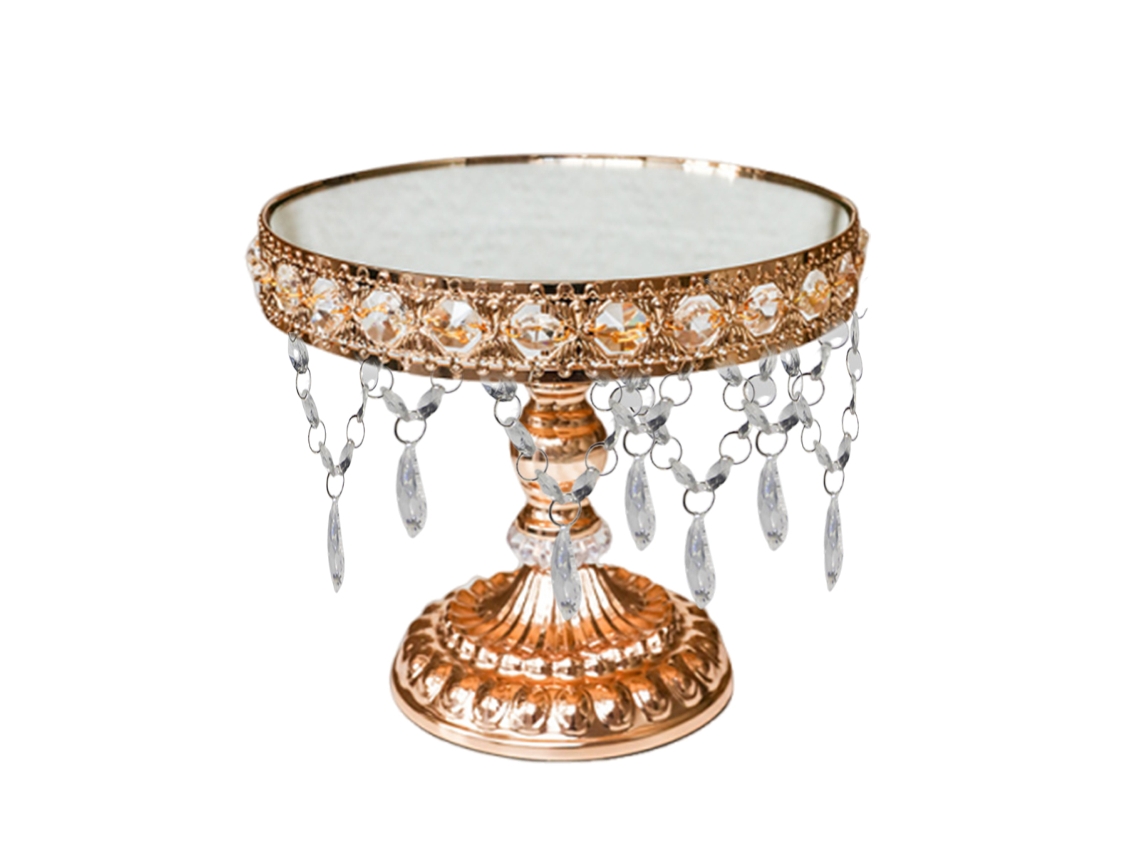 Elegante expositor de tartas con diseño de candelabro dorado metálico, marco de metal hecho a mano y superficie reflectante de placa esmaltada para presentaciones.