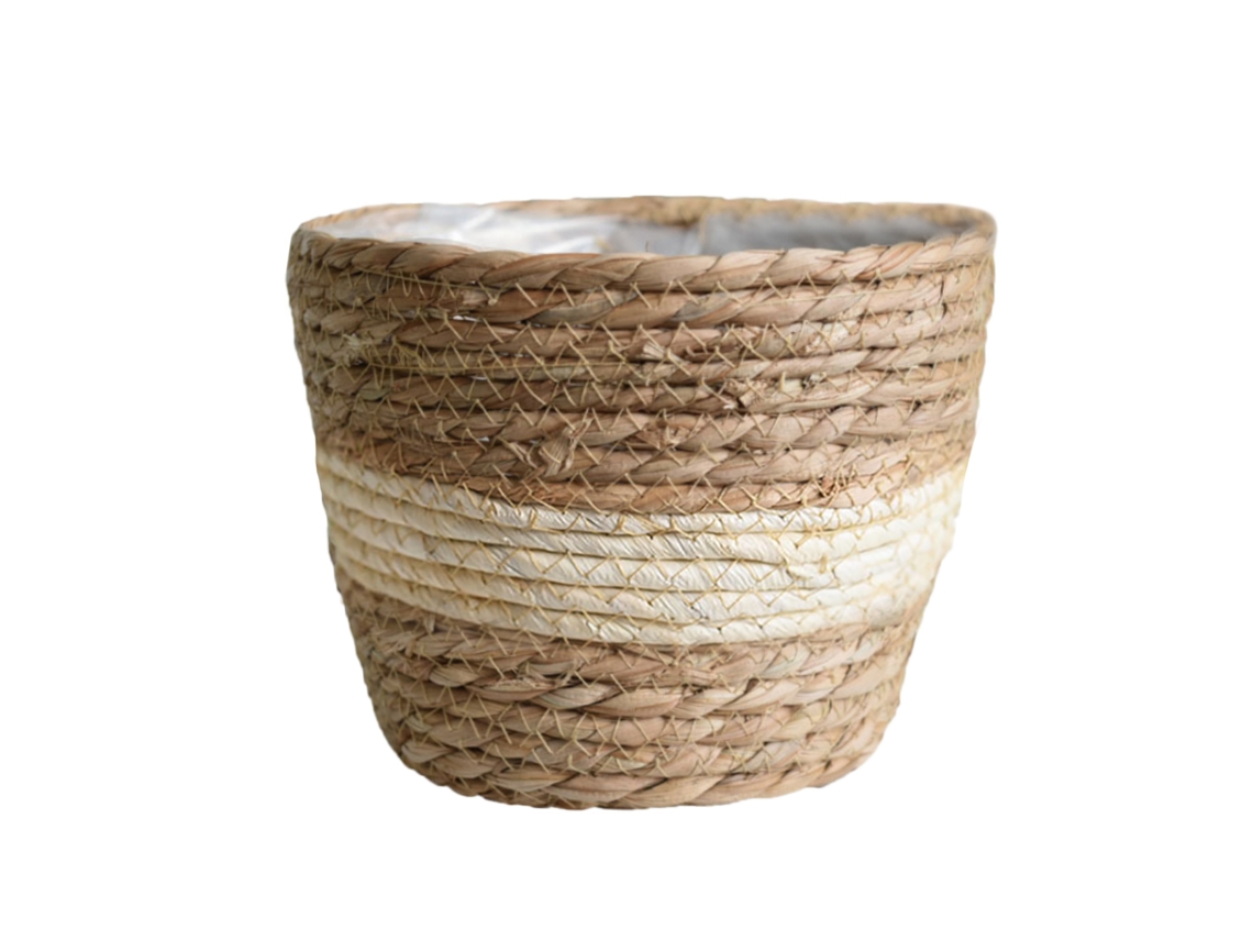 Cesta de paja para plantas verdes y flores frescas.