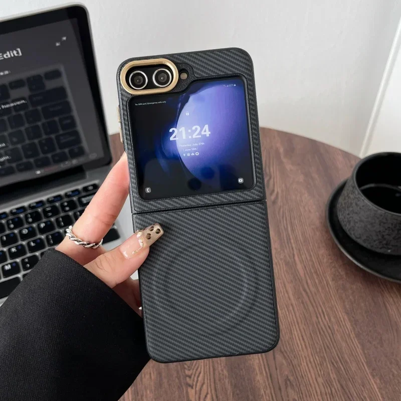 (negro, Galaxy Z Flip5) Lujosa Funda Ultrafina De Fibra De Carbono Con Marco Suave Y Carga Inalámbrica Magnética.