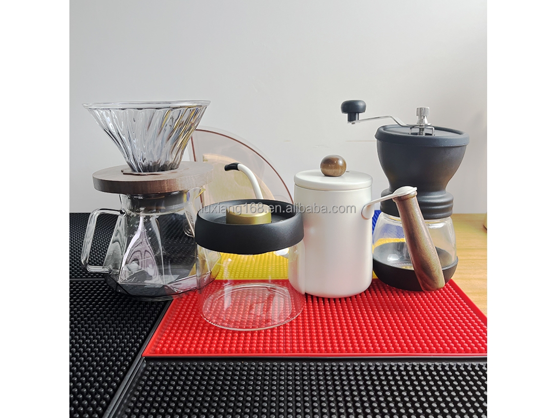 Cafetera clásica de cristal, tetera y molinillo de café